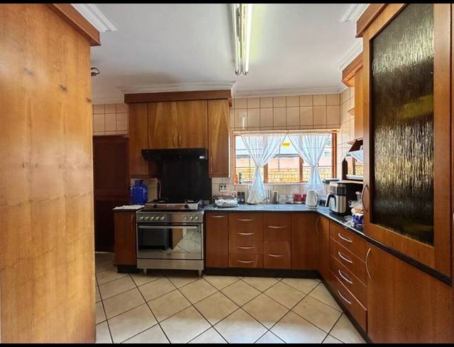 5 BEDROOM HOUSE FOR SALE IN SONNEVELD